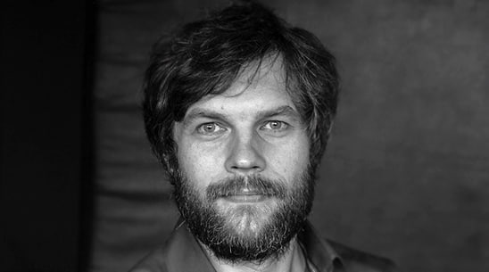 Мужчина в странной одежде выгнулся на полу